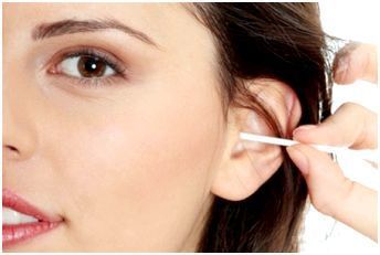 Чищення вух ватними паличками може спричинити проблеми зі слухом. Звичайне чищення вух спеціальними ватяними паличками погіршує слух і сприяє утворенню сірчаної пробки.