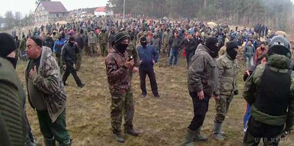 На Рівнещині бурштинокопачі напали на правоохоронців та вивели бронетехніку. У Сарненському районі, що на Рівненщині, бурштинокопачі вирішили захистити свої «копанки» за допомогою бронетехніки. 