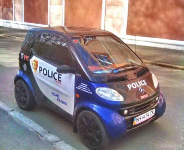 ФОТОФАКТ. На дорогах України помічений найменший "поліцейський" автомобіль. Smart з написом Police "розсікає" по Одесі.