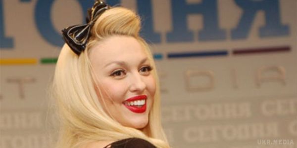 Оля Полякова приміряла стильний комбінезон від українського дизайнера (фото). Співачка приємно порадувала шанувальників новими речами для виступів.