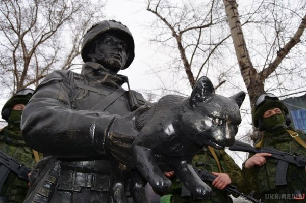 У Криму свиснули кота прямо з бронзових рук "зеленого чоловічка" (фото). В окупованому Криму виявили пропажу. Кіт, який був частиною пам'ятника "ввічливому зеленому чоловічку", зник у невідомому напрямку.