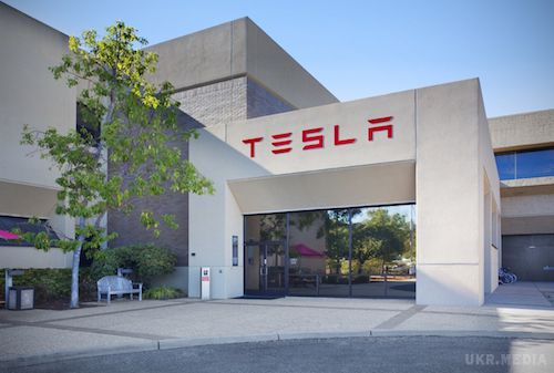 "Народний електромобіль" від компанії Tesla (відео). Понад 180 тисяч попередніх замовлень на електрокар Model 3 отримала компанія Tesla Motors за першу добу після презентації нової моделі. Про це повідомив голова каліфорнійської компанії Ілон Маск.