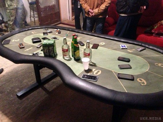 Поліція показала найпопулярніші купюри підпільного покерного клубу. У приватному двоповерховому будинку в Селидовому на Донеччині виявлено покерний клуб