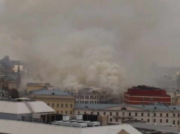 У Москві горить будівля Міноборони (фото, відео). Вогнем охоплені всі п'ять поверхів будівлі.