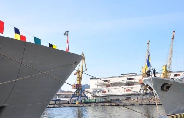 В порт Одеси прибули військові кораблі ВМС Туреччини (фоторепортаж). В Одесу сьогодні, 3 квітня, з візитом прибули кораблі Військово-Морських Сил Республіки Туреччина TCG "Salihreis" і TCG "Bartin".