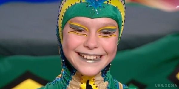 "Україна має талант-8": гутаперчева дівчинка шокувала (Відео). Поки Катя була за лаштунками, Дзідзьо вирішив спробувати свої можливості з реквізитом дівчинки, в результаті стався кумедний казус.