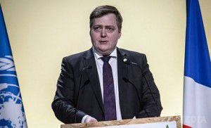 Прем'єру Ісландії пророкують відставку через Панамського архіва. Екс-глава уряду Ісландії закликала прем'єра країни Сигмюндюра Гюннлейгссона дати "пряму і докладну відповідь за всіма обставинами справи"