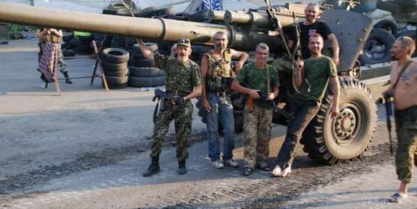 У Донецьку п'яні бойовики почали обстрілювати перехожих. П'яних бойовиків змогли заспокоїти лише по приїзду цілого «Камазу» «поліцейських ДНР».