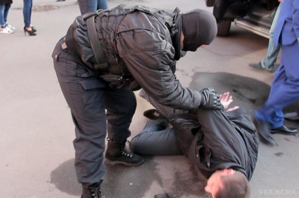 Поліція Дніпропетровська затримала збоченця, який змушував жінок роздягатися. Жінки Дніпропетровська, які постраждали від погроз та знущань збоченця, допомогли поліцейським знайти неадекватного хулігана. 