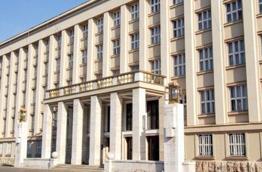 Закарпатські депутати згадали про референдум 25-річної давнини і вимагають повного самоврядування. Сьогодні на засіданні сесії Закарпатської обласної ради депутатський корпус ухвалив рішення звернутися до вищого керівництва країни і вимагати від центральної влади визнати Закарпаття "спеціальною самоврядною адміністративною територією", згідно з результатами референдуму, який відбувся 1 грудня 1991 року.