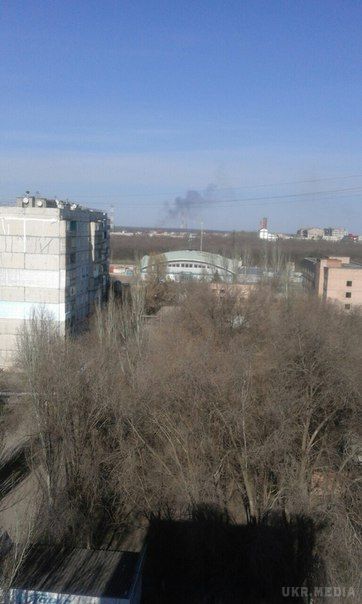 На сході Луганська валить дим, жителі побоюються нових обстрілів (відео). Ввечері близько 16.00 мешканці Луганська помітили клуби диму в східній частині міста. 