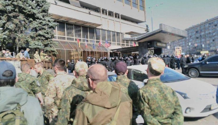 У київському готелі Либідь проходить спецоперація - ЗМІ (фото). У Києві у готелі " Либідь правоохоронці виселяють осіб, які, імовірно, є бійцями батальйону Айдар.