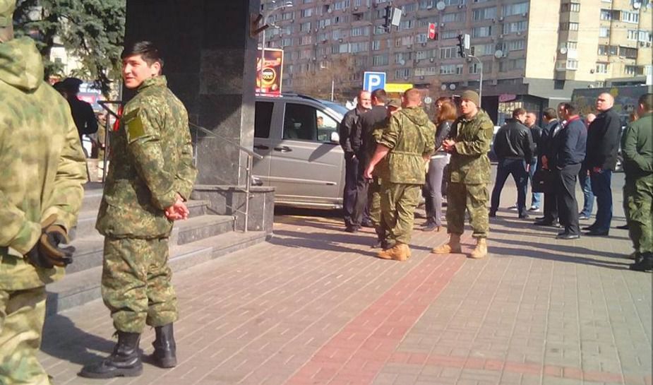 У київському готелі Либідь проходить спецоперація - ЗМІ (фото). У Києві у готелі " Либідь правоохоронці виселяють осіб, які, імовірно, є бійцями батальйону Айдар.