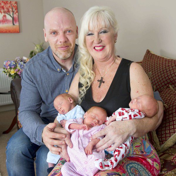 55-річна британка народила трійню. Найстарішою матір'ю, яка народила трійню в Великобританії, стала 55-річна Шерон Каттс. Британка вже має чотирьох дорослих дітей від попереднього шлюбу.
