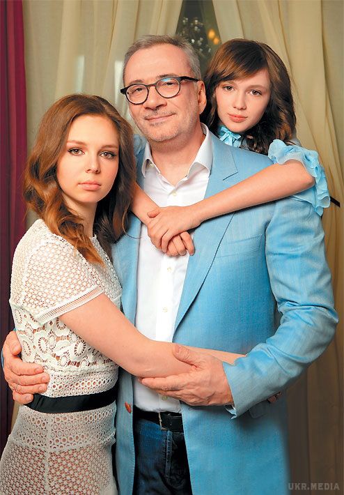 Костянтин Меладзе вперше показав дочок і розповів про батьківство. ФОТО.  У відвертому інтерв'ю Меладзе, який одружився на Вірі Брежнєвій, розповів, що тільки в 45 років зрозумів усю важливість сім'ї.