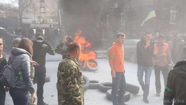 У Києві на Банковій почалися масові заворушення, підпалили шини (відео). Ви ще терпите!?? Ми вже ні! Підтягуйтесь до президента в гості, ми вас чекаємо!!! Нехай відповідає.