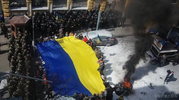 У Києві на Банковій почалися масові заворушення, підпалили шини (відео). Ви ще терпите!?? Ми вже ні! Підтягуйтесь до президента в гості, ми вас чекаємо!!! Нехай відповідає.