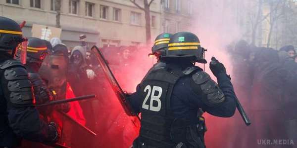 У Франції поліція жорстко розігнала мітинг, є постраждалі (ВІДЕО). Як мінімум 19 демонстрантів постраждали внаслідок зіткнень з поліцією у місті Ренн.