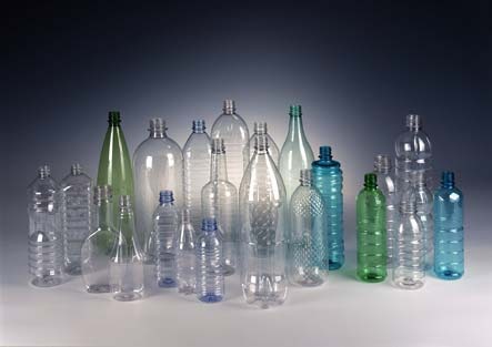 Яку небезпеку для здоров'я представляють собою пластикові пляшки. Сьогодні ми розповімо вам докладно, яку небезпеку для здоров'я представляють собою пластикові пляшки, особливо в літній період. Важливо також знати маркування, зроблені на пляшці, щоб убезпечити себе від шкідливого пластику.