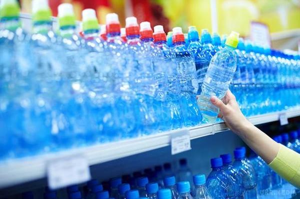 Яку небезпеку для здоров'я представляють собою пластикові пляшки. Сьогодні ми розповімо вам докладно, яку небезпеку для здоров'я представляють собою пластикові пляшки, особливо в літній період. Важливо також знати маркування, зроблені на пляшці, щоб убезпечити себе від шкідливого пластику.