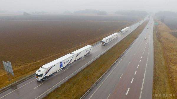 Колони безпілотних вантажівок вперше проїхали по Європі. Відео. Кілька колон безпілотних вантажних автомобілів вперше пройшли Європу.
