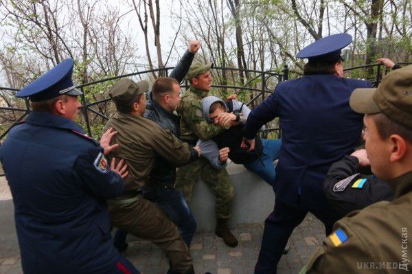 В Одесі поліція кийками і газом "вгамовує" агресивних активістів. На Куликовому полі в Одесі співробітники поліції та Національної гвардії розбороняли активістів "Правого сектора" й "антимайданівців" із застосуванням кийків та сльзогінного газу.