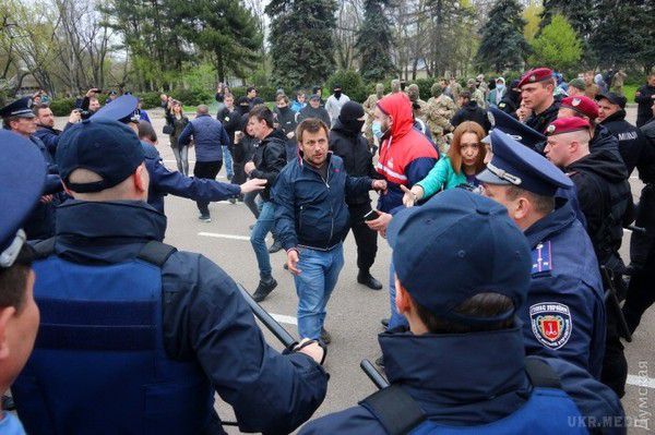 В Одесі поліція кийками і газом "вгамовує" агресивних активістів. На Куликовому полі в Одесі співробітники поліції та Національної гвардії розбороняли активістів "Правого сектора" й "антимайданівців" із застосуванням кийків та сльзогінного газу.