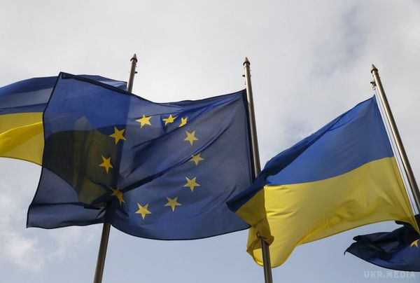 Президент сподівається, що в Європі вже найближчим часом розглянуть безвізовий режим з Україною. Порошенко нагадав, що 8 квітня, спілкувався з прем'єр-міністром Нідерландів, який чітко заявив, що Нідерланди будуть підтримувати ініціативу з надання українцям безвізового режиму.
