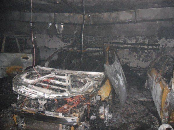 У Києві на паркінгу згоріли чотири автівки. Вранці 10 квітня на паркінгу 16-поверхового житлового будинку у столиці на вулиці Кадетський гай, 6 трапилась пожежа