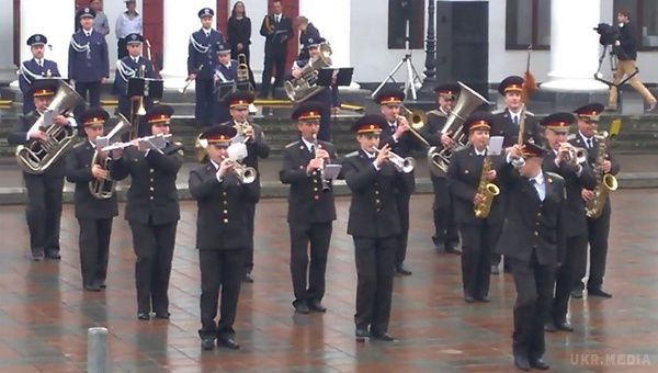 Оркестр Нацгвардії На лабутени станцював в Одесі (відео). 10 квітня оркестр Національної гвардії України на Думській площі в Одесі зіграв скандальний хіт російської групи "Ленінград" "Експонат", або в народі - "Лабутени".