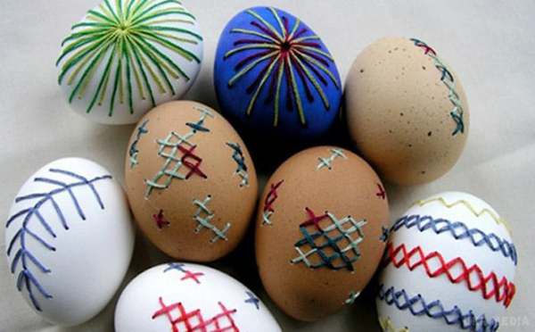 Найяскравіши ідеї прикрашання яєць на Великдень. Прикрашання яєць на Великдень – давня традиція весняного свята в пам'ять воскресіння Христа. З роками з'явилося безліч оригінальних і цікавих способів, що дозволяють створити із звичайного яйця справжній святковий шедевр.

