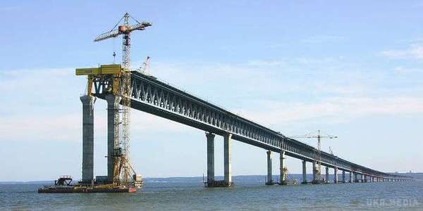 На острові Тузла зведена переша опора майбутнього Кримського мосту. За даними однойменного інфоцентру на мосту буде 595 опор, для їх пристрою потрібно занурити понад п'яти з половиною тисяч паль.