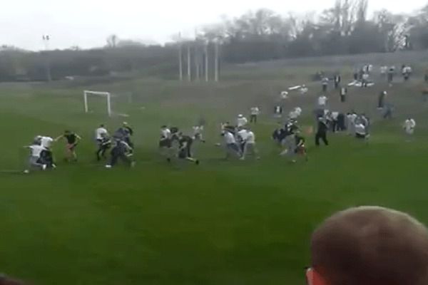 Футбольний матч у Запоріжжі завершився масовою бійкою (відео). Кілька десятків гостьових фанів вибігли на газон і влаштували там бійку.