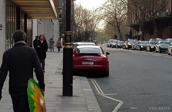 ФОТОФАКТ. У найдорожчому кварталі Лондона помітили Porsche з українськими номерами. Елітну машину "засікли" біля бутіка Bvlgari.