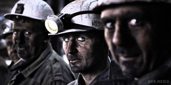 На Донбасі відбулися обвали в двох шахтах, є загиблі. У прес-службі Національної поліції України повідомили про обвал породи на двох шахтах на Донбасі з-за чого 1 людина загинула.