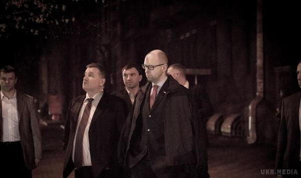 У Мережі з'явилося відео нічної прогулянки Яценюка і Авакова після переговорів в АП. Прем'єр-міністр Арсеній Яценюк і глава МВС Арсен Аваков пройшлися центром Києва вночі після переговорів на Банковій.