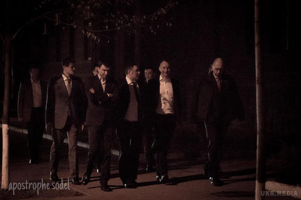 У Мережі з'явилося відео нічної прогулянки Яценюка і Авакова після переговорів в АП. Прем'єр-міністр Арсеній Яценюк і глава МВС Арсен Аваков пройшлися центром Києва вночі після переговорів на Банковій.