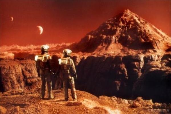 Через 100 років люди будуть жити на Марсі. Стівен Хокінг вважає, що людство наближається до того, що зможе в найближчі 100 років жити на Марсі. За його словами, для того, щоб людство вижило в разі якоїсь катастрофи, йому потрібно знайти нові придатні для життя планети.