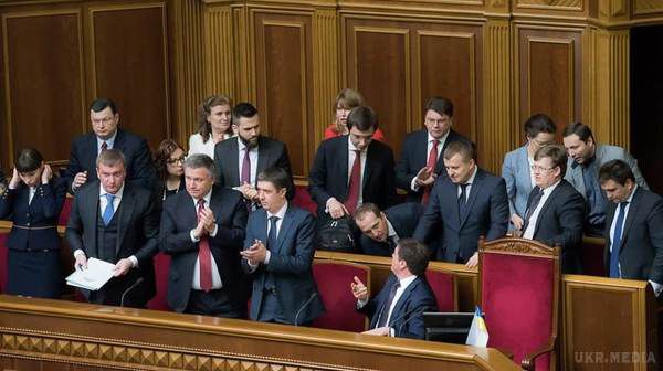 Яценюк виголосив прощальну промову, Рада скандувала "Молодець". Прем'єр-міністр України Арсеній Яценюк виступив з прощальною промовою перед народними депутатами.