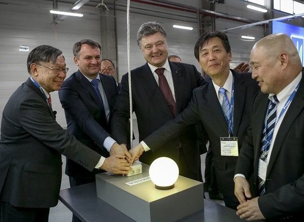 Порошенко відкрив японський завод у Львівській області. Україна в цілому отримала від Японії допомогу в $1,9 мільярда доларів.