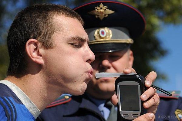 ВР України пропонує штрафи за керування авто "під мухою"  збільшити втричі. Верховній Раді України пропонують посилити адміністративну відповідальність за керування у нетверезому вигляді
