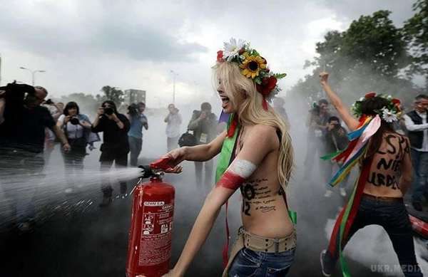 Холостяк-6: одна з дівчат виявилася скандальною учасницею Femen. Ми брали участь у демонстраціях.