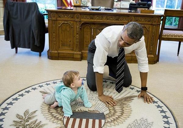 Обама повзав рачки по Білому дому з дев'ятимісячним малюком. Президент США Барак Обама приділив кілька хвилин дев'ятимісячної донечки директора з комунікацій Білого дому Дженніфер Псакі — Женевьеве (Віві) Мечер.