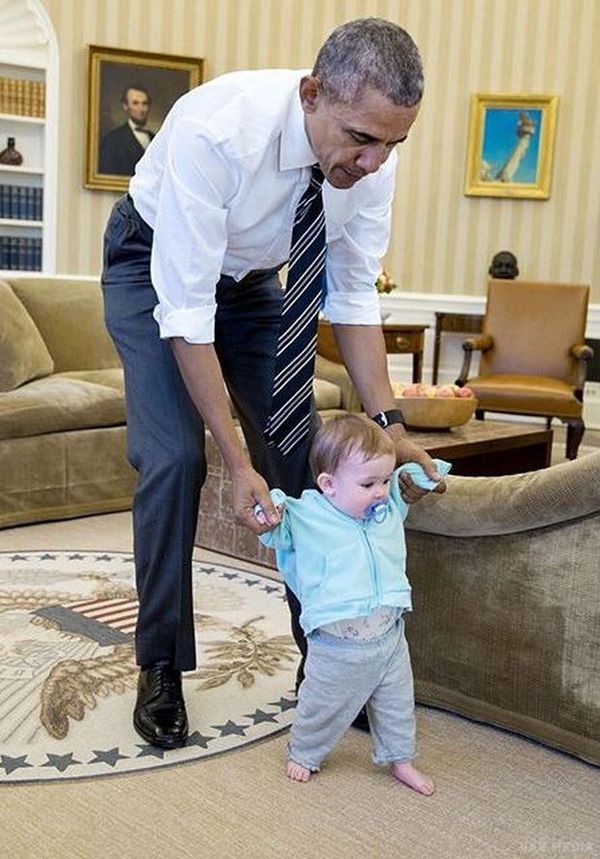 Обама повзав рачки по Білому дому з дев'ятимісячним малюком. Президент США Барак Обама приділив кілька хвилин дев'ятимісячної донечки директора з комунікацій Білого дому Дженніфер Псакі — Женевьеве (Віві) Мечер.
