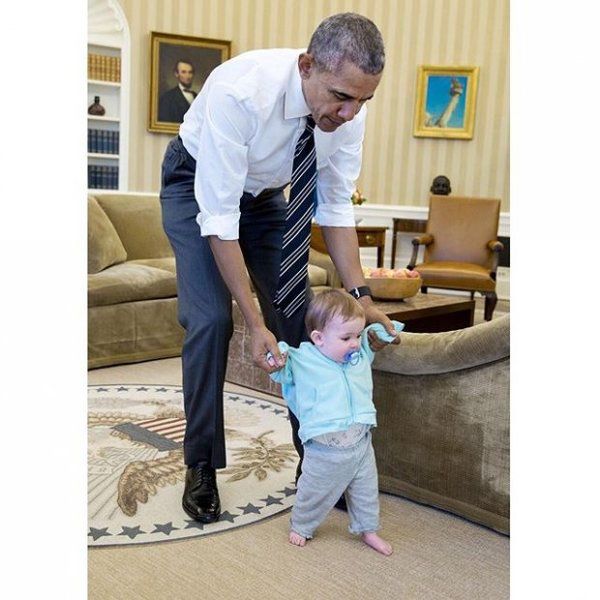 Президент США Барак Обама повзав рачки по Білому дому з дев'ятимісячним малюком.  Обама приділив кілька хвилин дев'ятимісячної донечки директора з комунікацій Білого дому Дженніфер Псакі — Женевьеве (Віві) Мечер.

