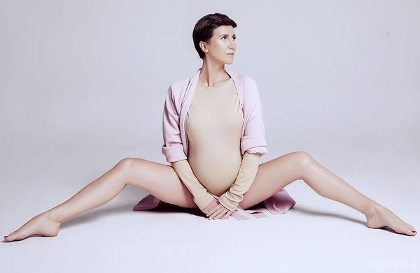 Вагітна Аніта Луценко показала, як виріс її живіт. Екс-тренер проекту «Зважені та щасливі» виклала колаж з фото, які вона робила кожен місяць з тих пір, як дізналася про свою вагітність.