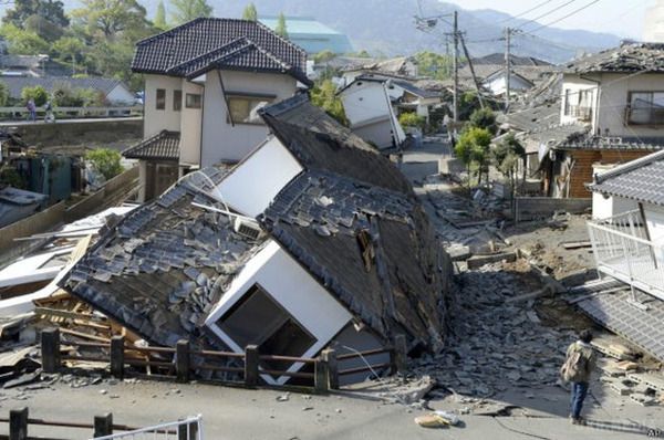  Японію знову сколихнули потужні землетруси, є жертви (фото, відео). За прогнозами метеорологів, 16 квітня ввечері постраждалий від землетрусів регіон Кюсю на південному заході Японії накриють зливові дощі, що значно ускладнить хід рятувальної операції.