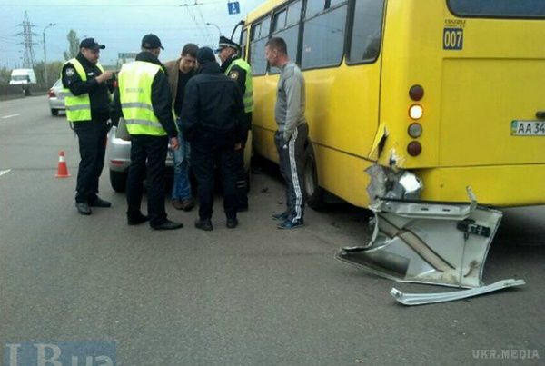 У Києві п'яні поліцейські влаштували аварію на проспекті Ватутіна. У суботу, 16 квітня, в Києві автомобіль Volkswagen, рухаючись у напрямку Московського мосту, зачепив попутний Fiat Doblo, після чого врізався  на зупинці автобус "Богдан". 