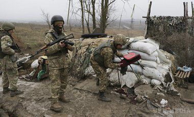 У Донбасі загинув український військовий, троє отримали поранення. Один військовий підірвався на протипіхотної міни біля села Троїцьке в Попаснянському районі.