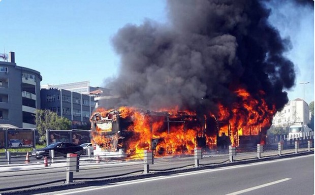 Черговий вибух у Стамбулі: в центрі міста автобус злетів у повітря. У неділю, 17 квітня в центрі Стамбула стався вибух. В цей раз вибухнув і загорівся автобус, який мав технічні несправності.